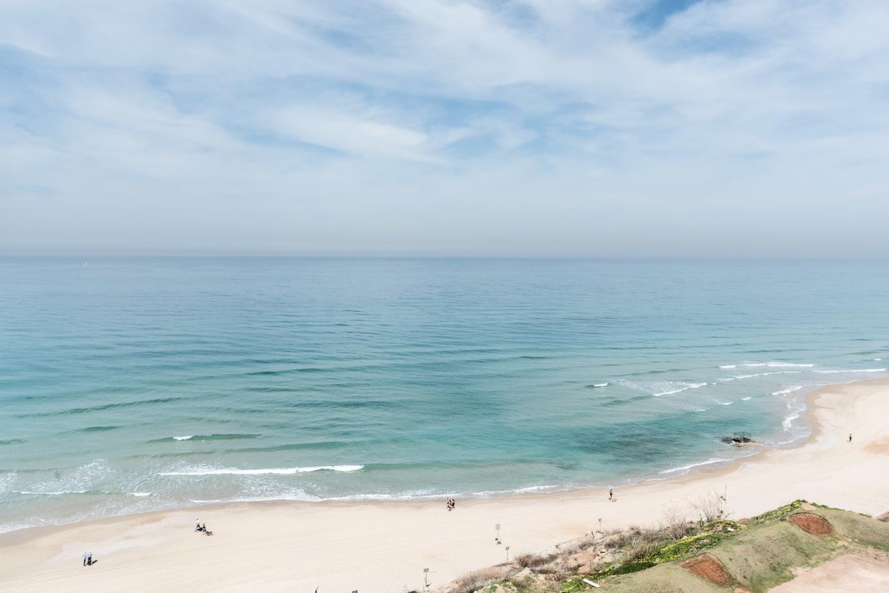 Beach Apartment- Breathtaking Views With Bomb Shelter Herzelia Εξωτερικό φωτογραφία